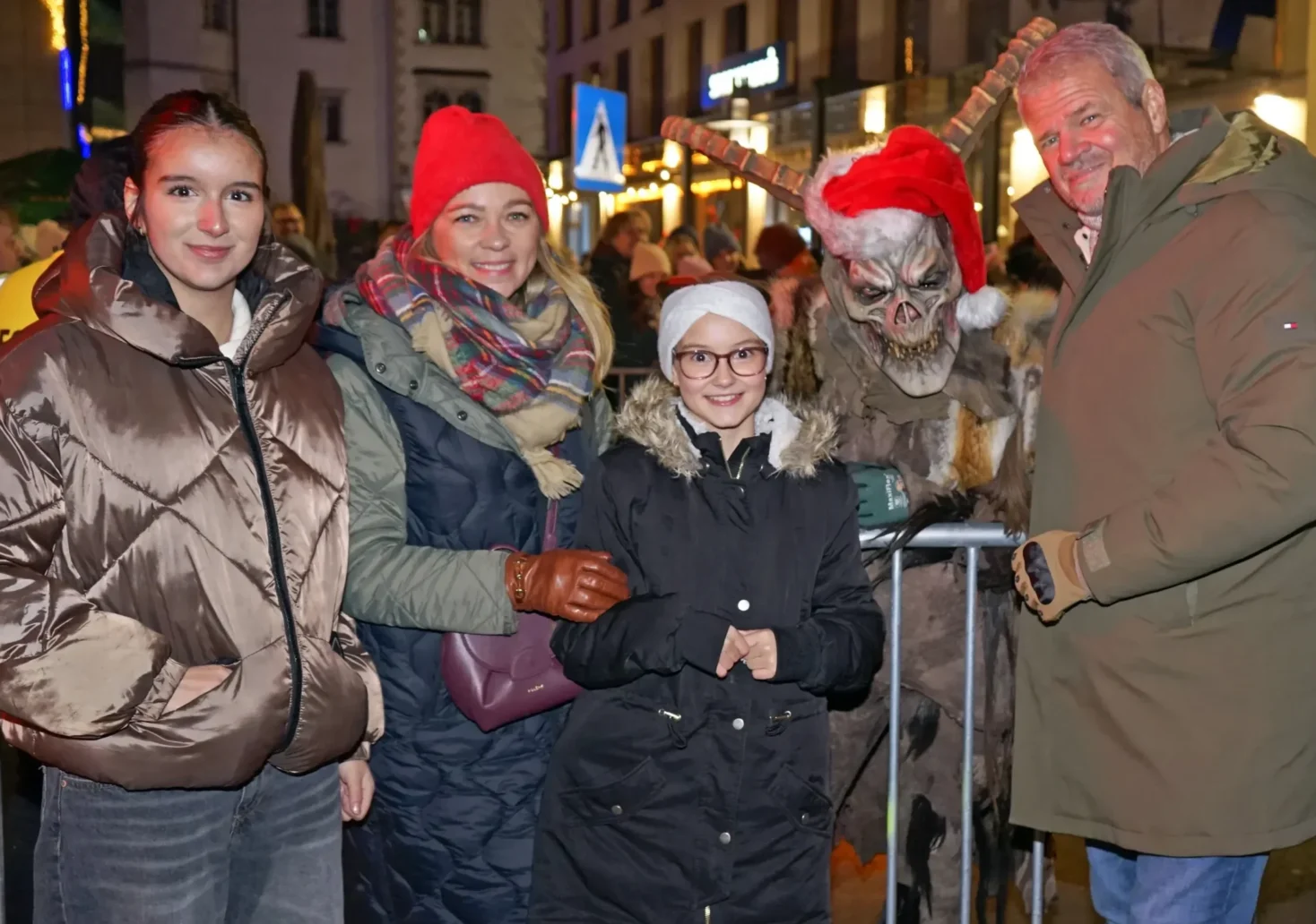 B&uuml;rgermeister Gerhard K&ouml;fer, Stadtmarketing-Ausschussobfrau GR Evelyn K&ouml;fer mit Sara und Hanna und einem schaurigen Gesellen.