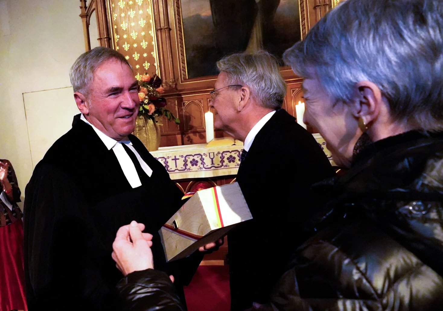 LH Peter Kaiser &uuml;berreicht gemeinsam mit LHStv.in Gaby Schaunig Superintendent Manfred Sauer eine kleine Aufmerksamkeit des Landes K&auml;rnten.