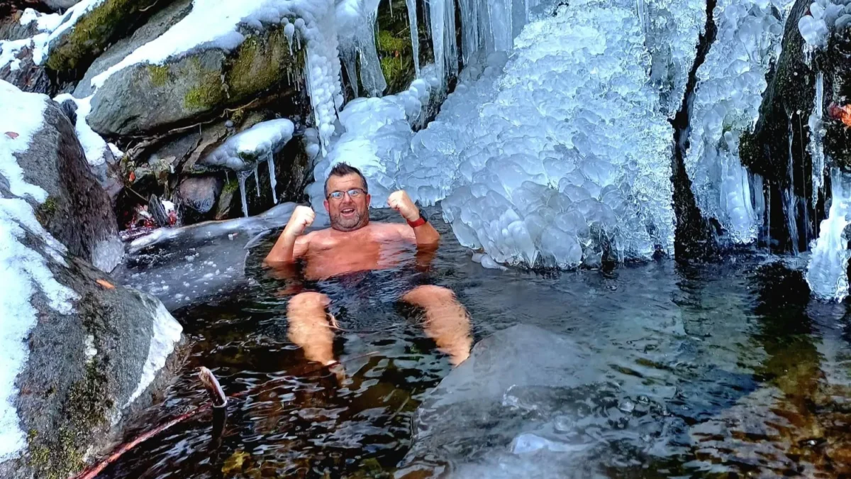 Ein Bild auf 5min.at zeigt Mario Oberstrass beim Eisbaden.