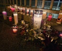 Auf dem Foto von www.5min.at sieht man eine Unfallstelle am Faaker Bahnhof. Kerzen sind aufgestellt.