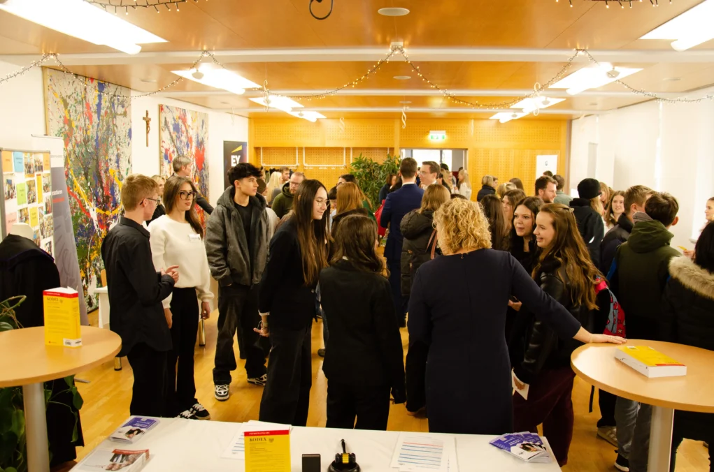 Das Foto auf www.5min.at zeigt den Tag der offenen T&uuml;r der BHAK Villach.