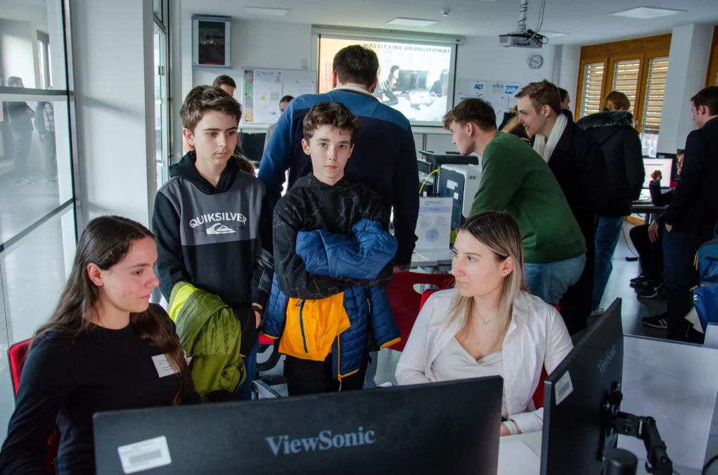 Das Foto auf www.5min.at zeigt den Tag der offenen T&uuml;r der BHAK Villach.