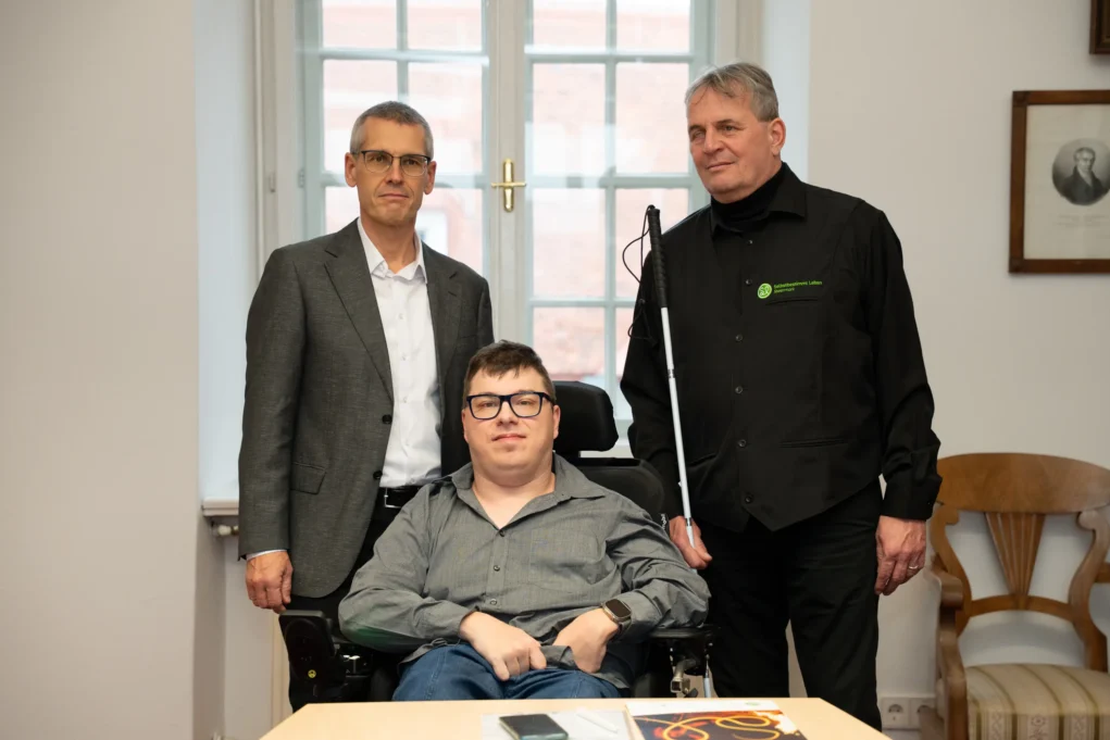 Thomas Marka, Projektleiter bei People First Steiermark (vorne), Siegfried Suppan, Anwalt f&uuml;r Menschen mit Behinderung und Dietmar Ogris von Selbstbestimmt Leben Steiermark luden gemeinsam zur Pressekonferenz (v.l.)