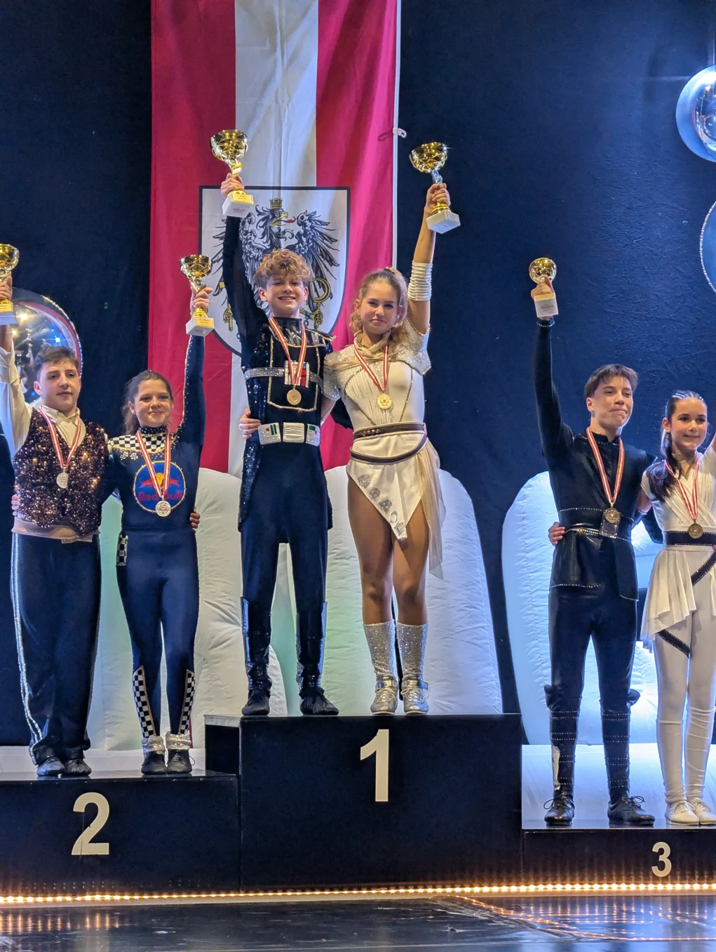 Das Bild auf 5min.at zeigt Tobias Lamprecht und Isabella Franc am Podium.