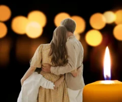 Bild auf 5min.at zeigt eine Familie bei einer Kerze.