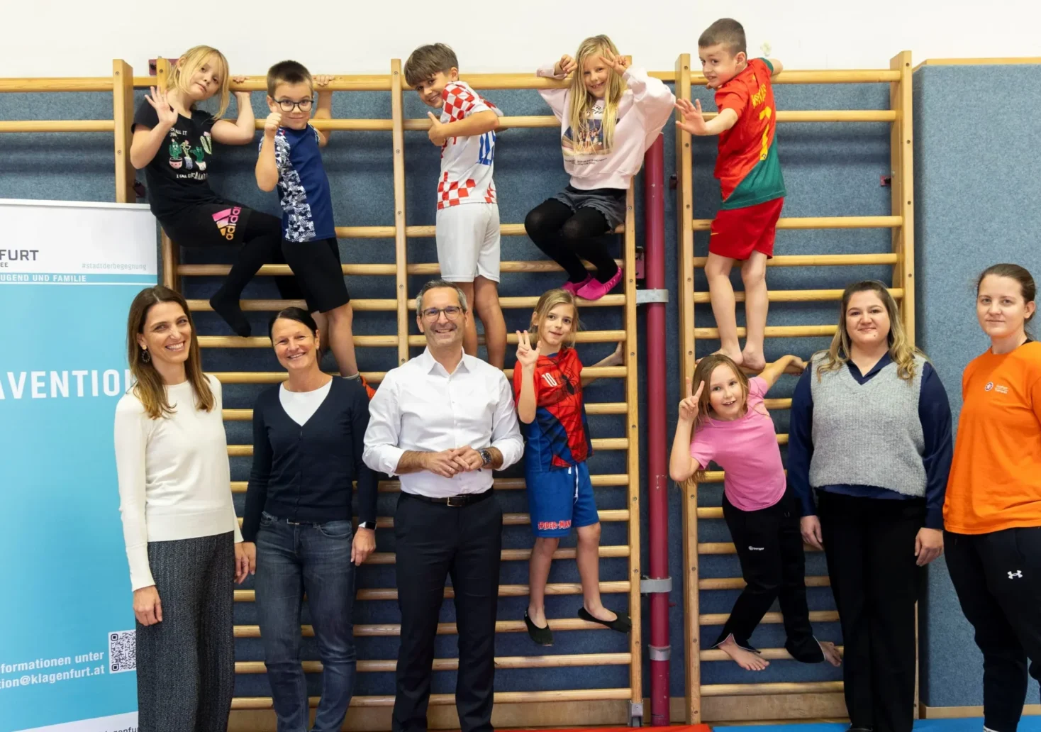 Gesundheitsstadtrat Mag. Franz Petritz besuchte im Zuge des Projekts „unterHALTUNGSturnen“ die Kinder der VS 14.