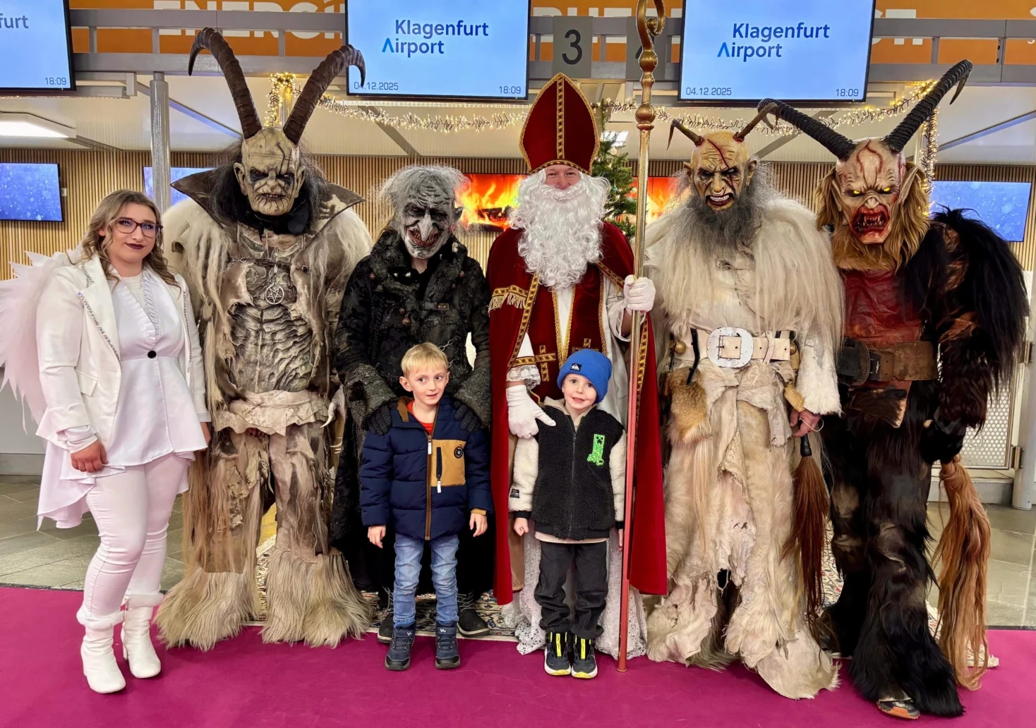 Auf dem Foto von www.5min.at sieht man den Nikolo am Klagenfurter Flughafen.