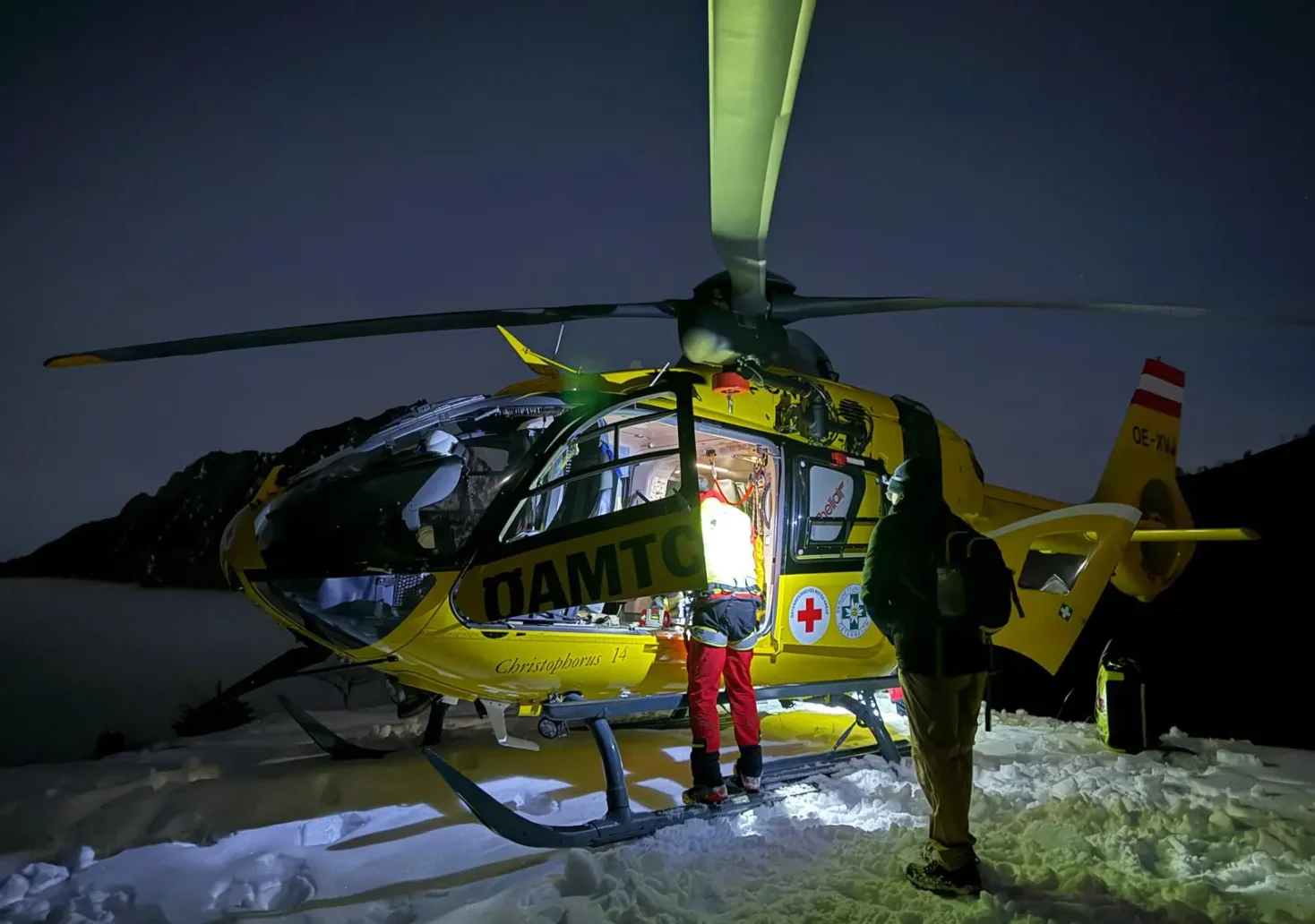 Auf dem Foto von www.5min.at sieht man eine Rettung durch den Rettungshubschrauber des &Ouml;AMTC.