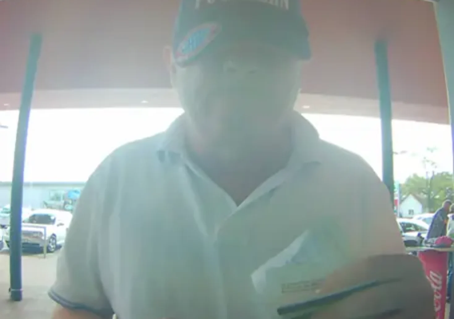 Auf dem Foto von www.5min.at sieht man einen Mann, der gesucht wird.