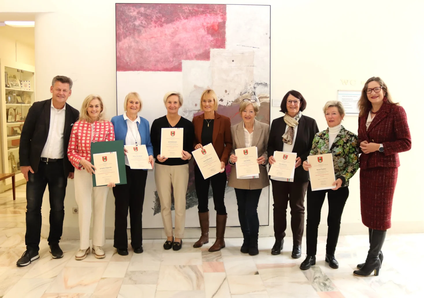 Bürgermeister Christian Scheider und Sportreferentin Stadträtin DI Constance Mochar verliehen die Dank- und Anerkennungsurkunde an Mannschaftsführerin DI Heidrun Stegmüller und gratulierten den Tennisdamen zum Titel „Österreichischer Mannschaftsmeister“ in den Altersgruppen 55+ und 60+.