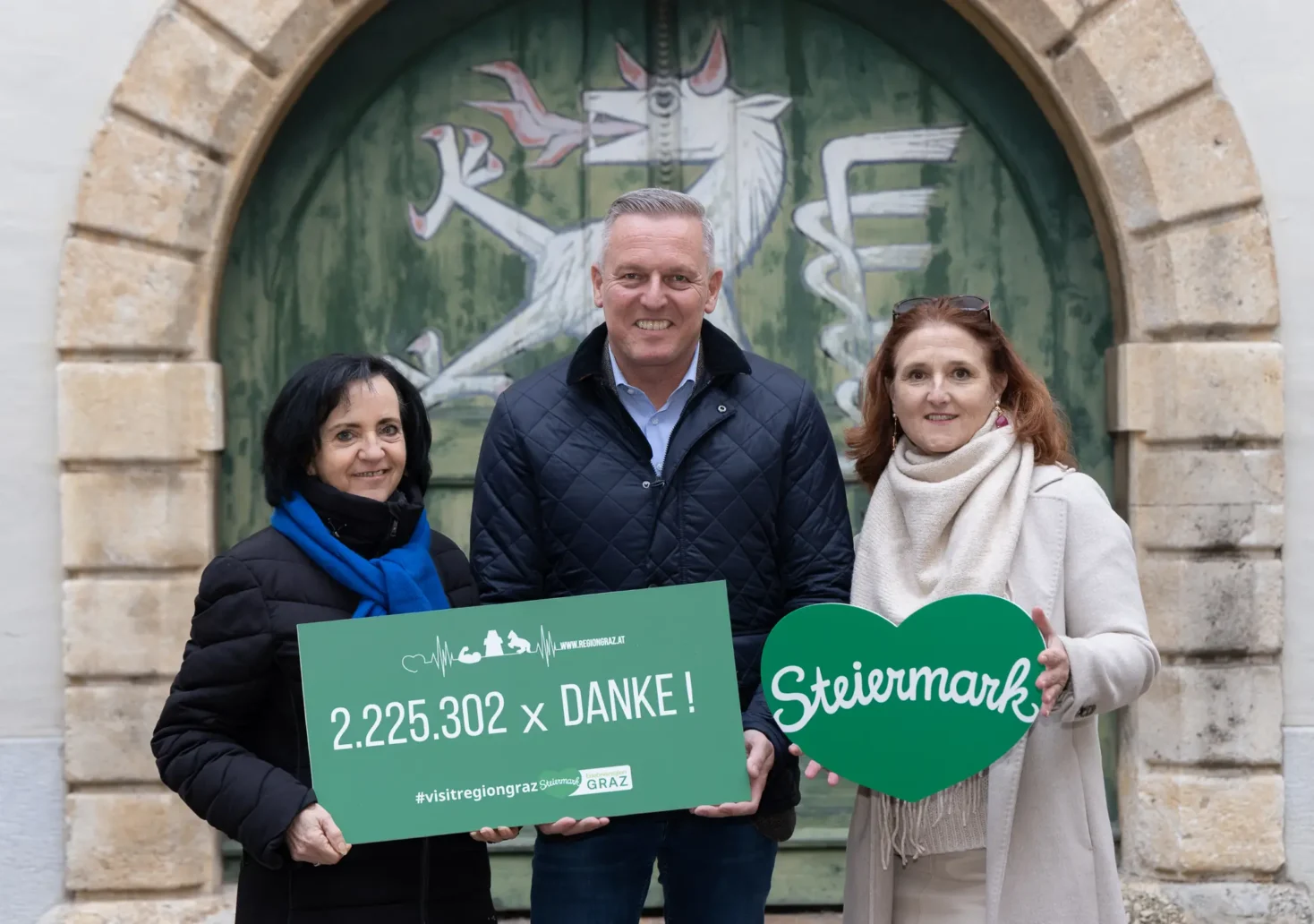 Foto auf 5min.at zeigt drei Personen in die Kamera lächeln.