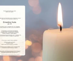 Foto in Beitrag von 5min.at zeigt den Partezettel von Ernestine Hude und eine Kerze.