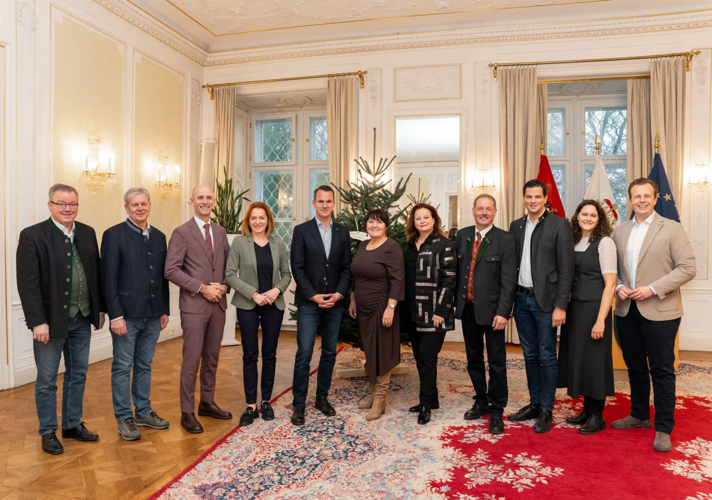 Foto auf 5min.at zeigt Personen in die Kamera lächeln.