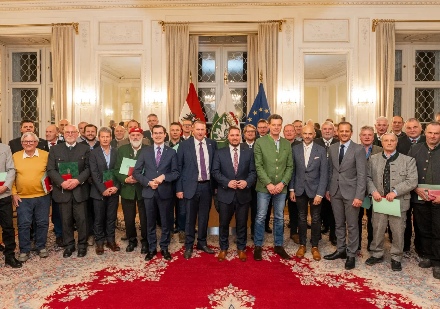 Foto auf 5min.at zeigt Personen in die Kamera lächeln.