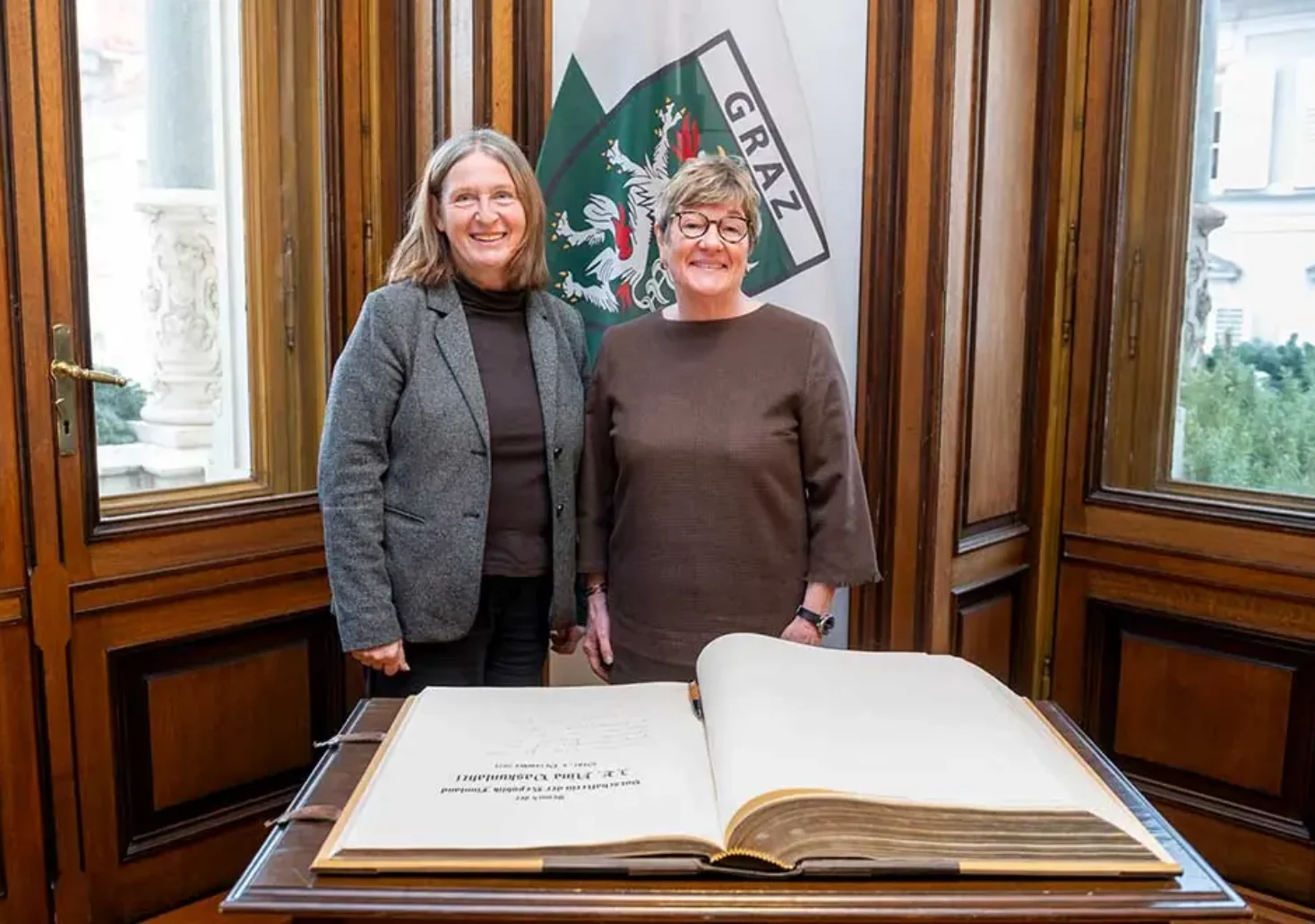 Foto auf 5min.at zeigt zwei Frauen in die Kamera lächeln