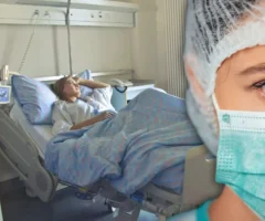 Foto in Beitrag von 5min.at zeigt eine Pflegekraft in gro&szlig; und im Hintergrund eine Frau in einem Krankenhausbett.