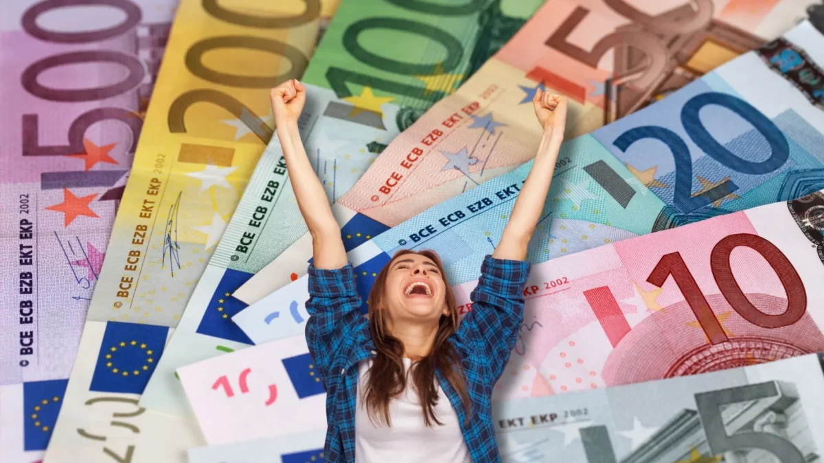 Das Bild auf 5min.at zeigt eine glückliche Frau und im Hintergrund Eurobanknoten.