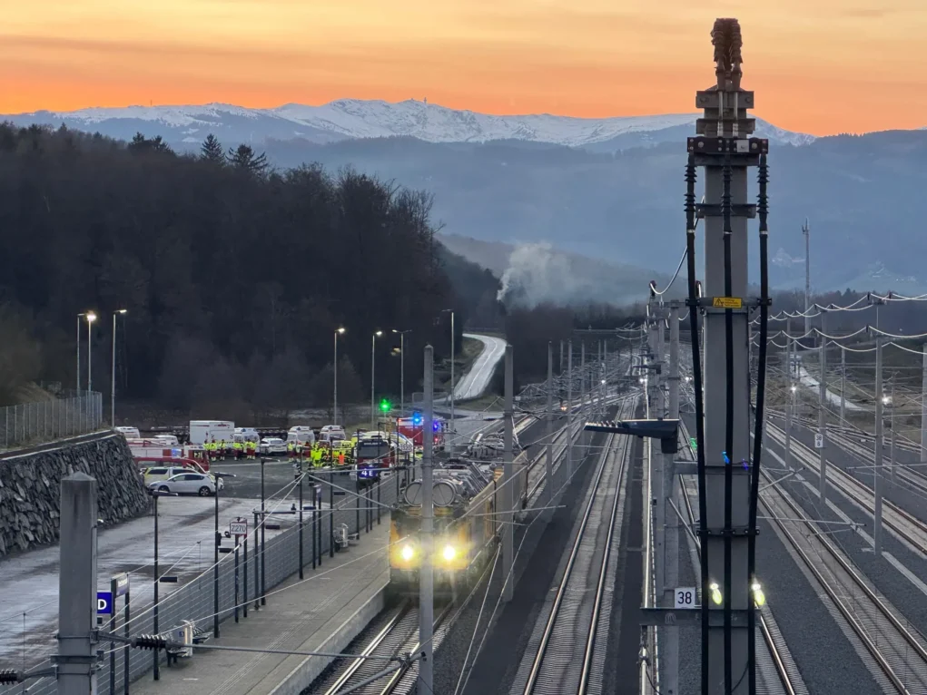 Bild auf 5min.at zeigt einen Einsatz auf einer Bahnstrecke.