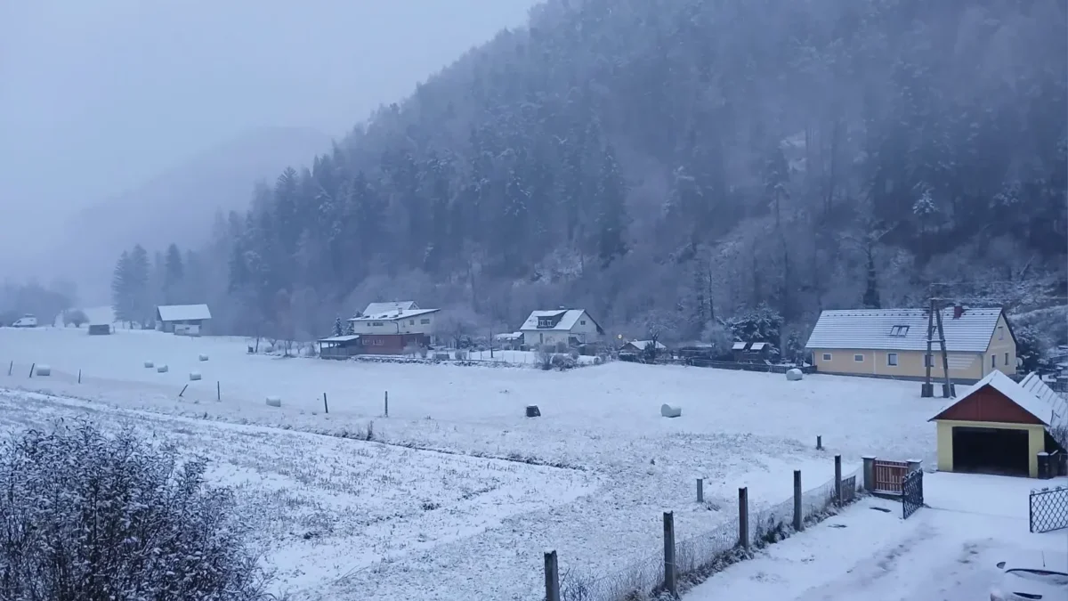 Foto in Beitrag von 5min.at zeigt eine von Schnee bedeckte Landschaft in der Steiermark.