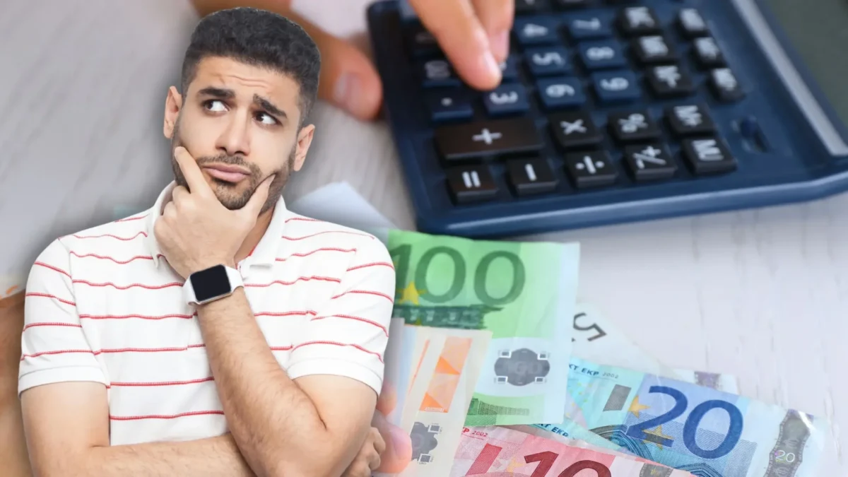 Foto in Beitrag von 5min.at zeigt einen fragenden Mann mit Geld und einem Taschenrechner im Hintergrund.