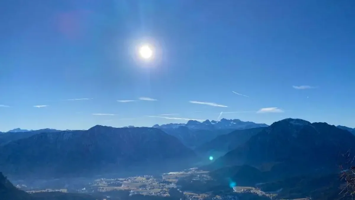Bild auf 5min.at zeigt einen Ausblick von einem Berg.