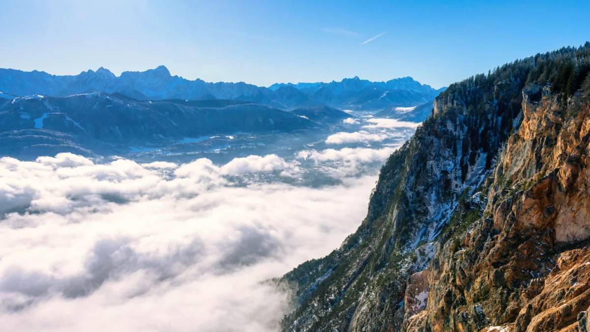 Ein Bild auf 5min.at zeigt den Ausblick vom Dobratsch. Der Himmel ist strahlend blau. Im Tal präsentiert sich ein Nebelmeer.