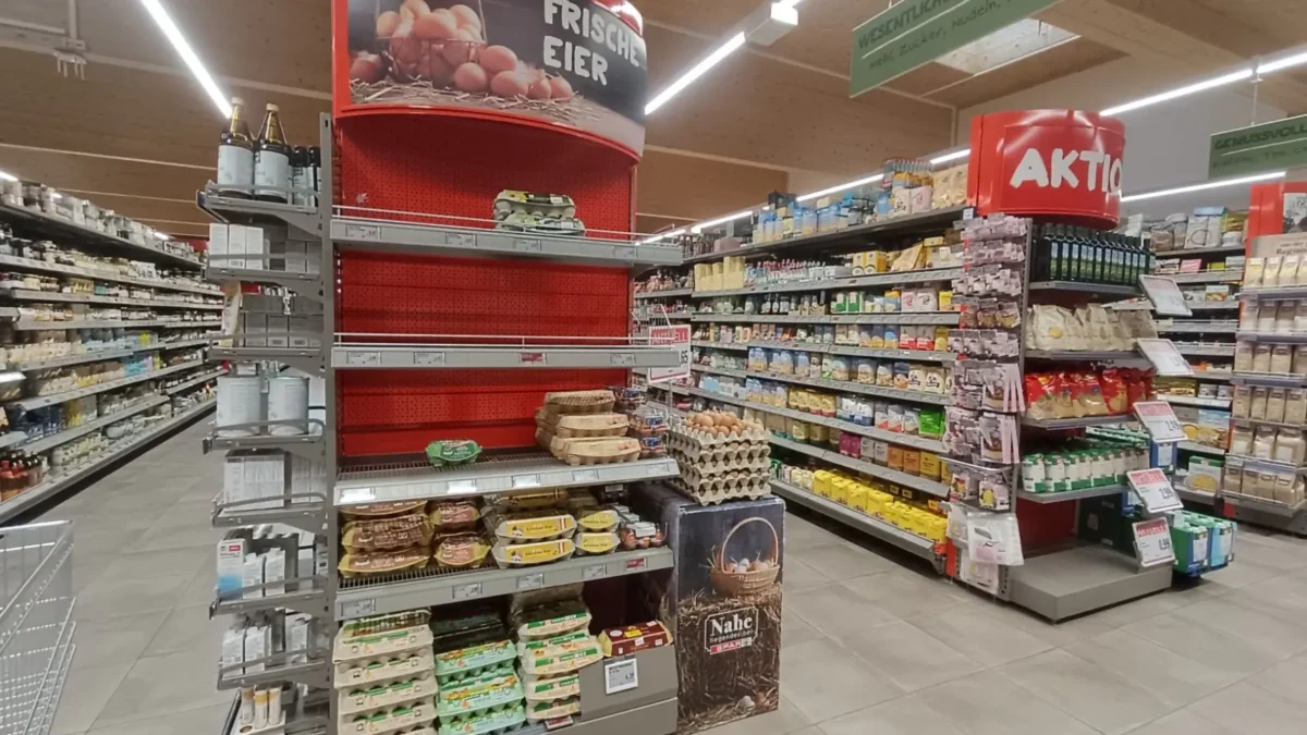 Ein Bild auf 5min.at zeigt ein leeres Regal im Supermarkt.