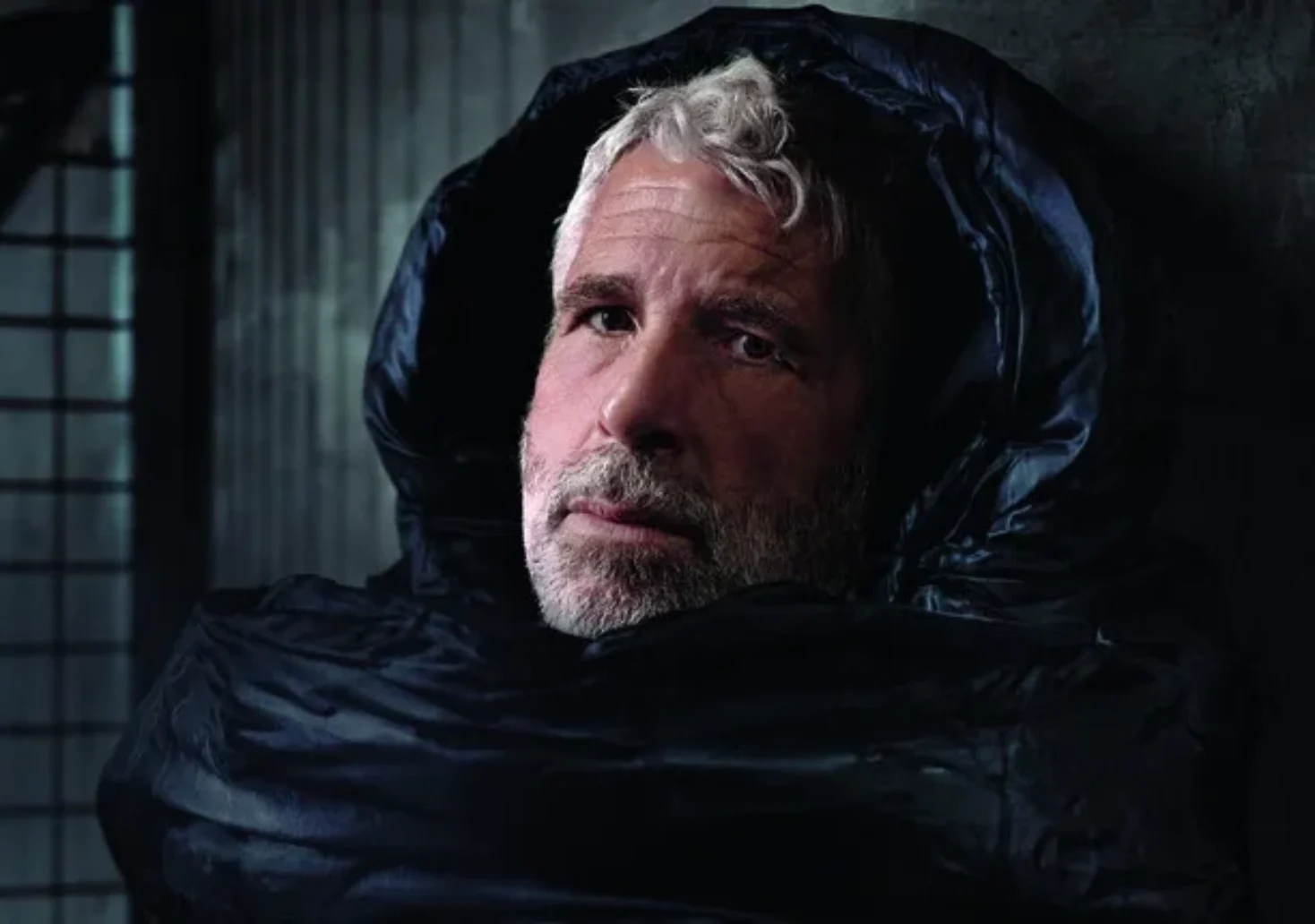 Das Bild von 5 Minuten zeigt Dirk Stermann im Schlafsack.