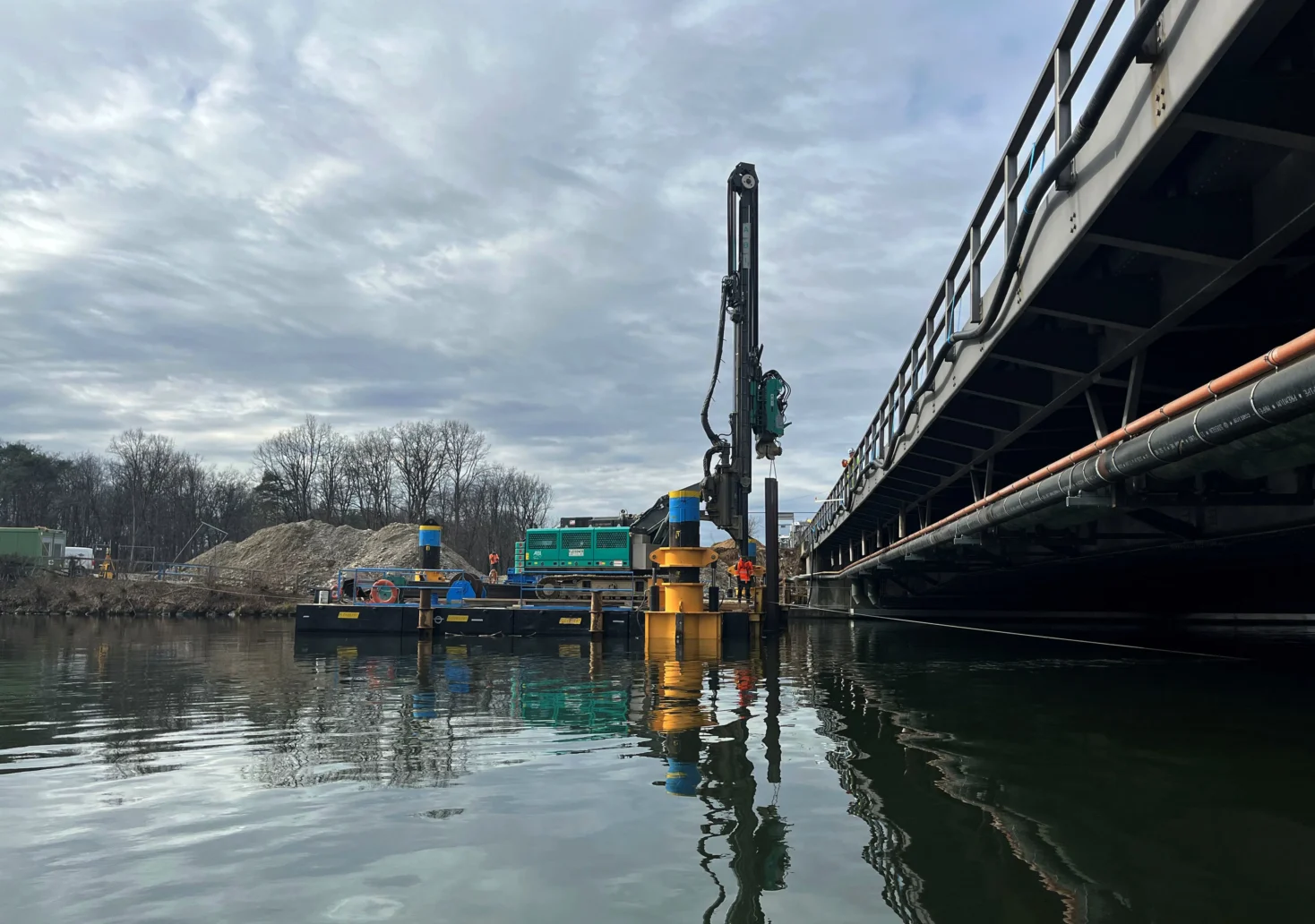 Auf dem Foto von www.5min.at sieht man die Murbrücke, die jetzt abgetragen werden soll.