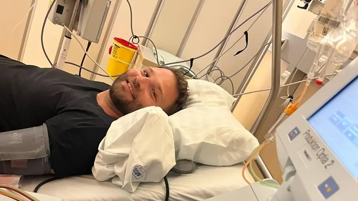 Foto in Beitrag von 5min.at zeigt einen Mann in einem Krankenhausbett liegend.