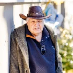 Das Foto auf www.5min.at zeigt Manfred Wrussnig, ein erfahrener und langjähriger Journalist bei 5 Minuten.