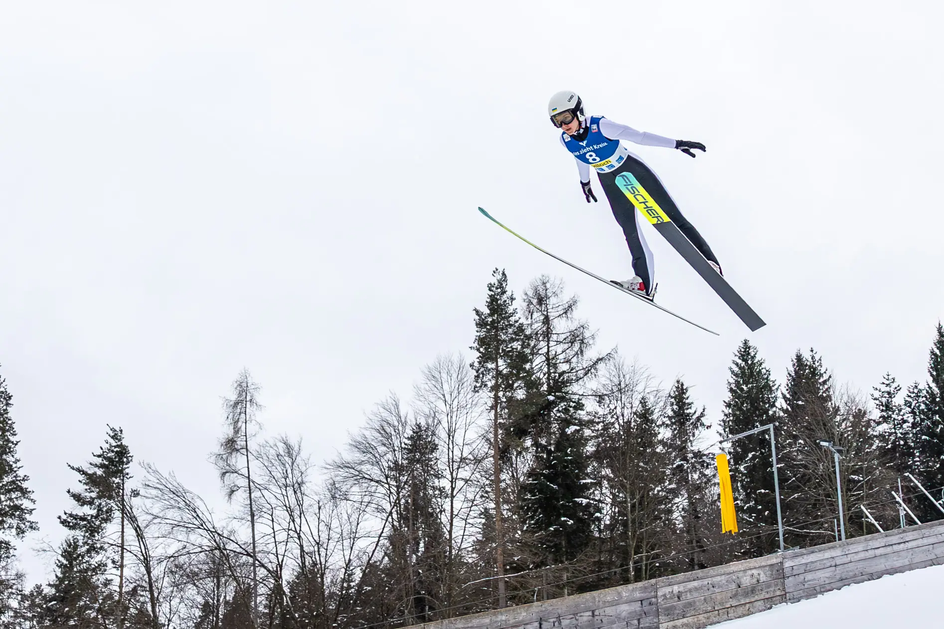 Ein Bild auf 5min.at zeigt Skispringerinnen in der Villacher Alpenarena.