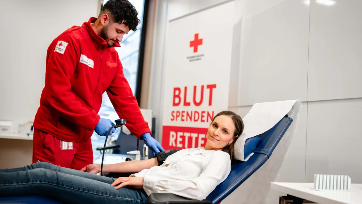 Das Bild auf 5min.at zeigt einen Mitarbeiter des Roten Kreuzes, der eine Blutspende abnimmt.