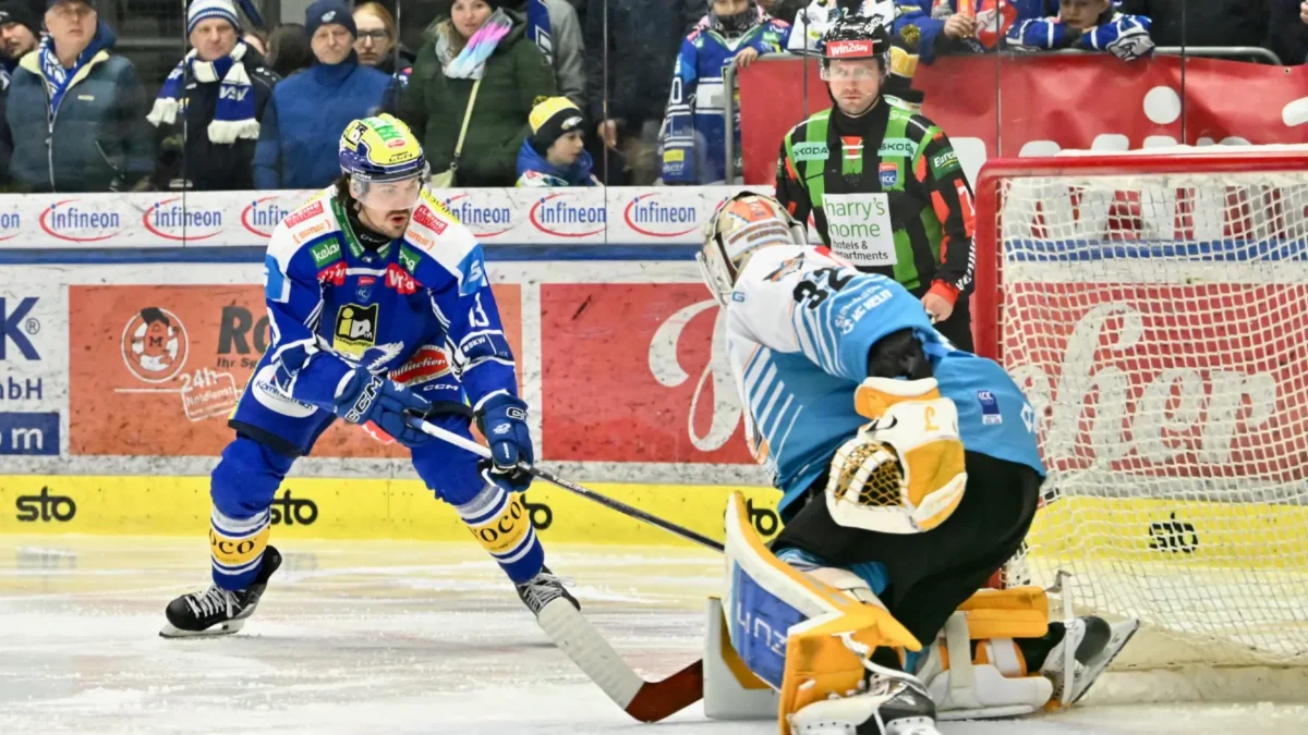 Ein Bild auf 5min.at zeigt zwei Spieler des VSV bzw. der Black Wings Linz am Eis. Vor ihnen steht ein Schiedsrichter.