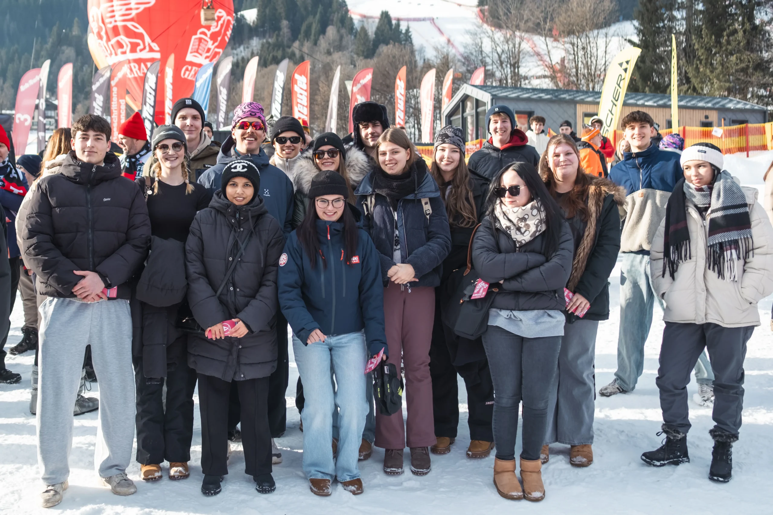 Ein Bild auf 5min.at zeigt HAK-Schüler beim Hahnenkammrennen in Kitzbühel.