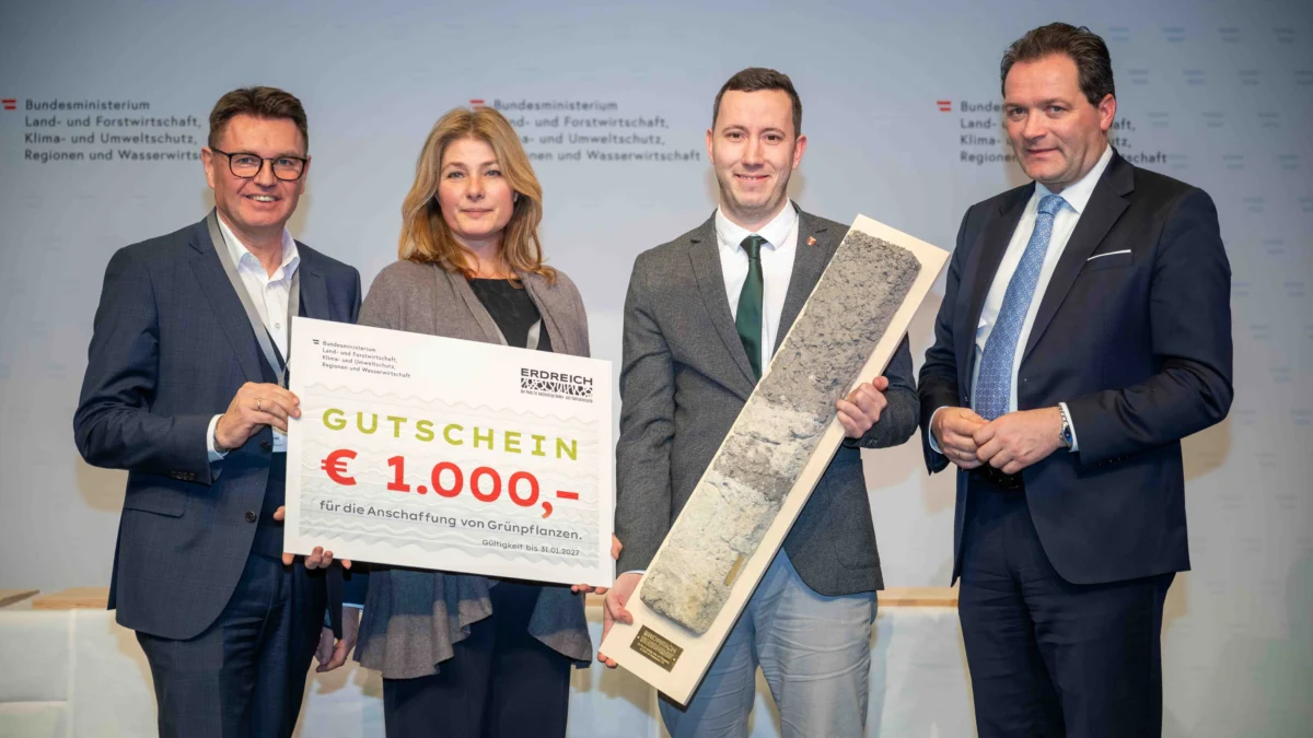 Ein Bild auf 5min.at zeigt Birgit Pobatschnig und Stefan Oswald von der Abteilung Klima- und Umweltschutz der Stadt Klagenfurt mit Bundesminister Norbert Totschnig.