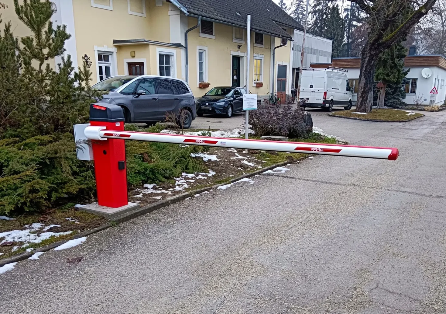 Ein Bild auf 5min.at zeigt die neue Schrankenanlage am Friedhof Annabichl.