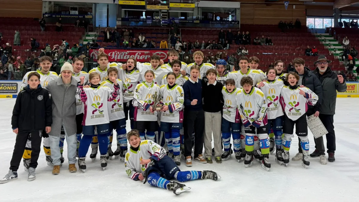 Das Bild auf 5min.at zeigt das Schul-Eishockey-Duell von St. Martin und Perau in der Villacher Stadthalle.