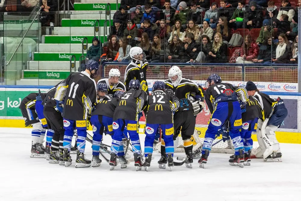 Das Bild auf 5min.at zeigt das Schul-Eishockey-Duell von St. Martin und Perau in der Villacher Stadthalle.