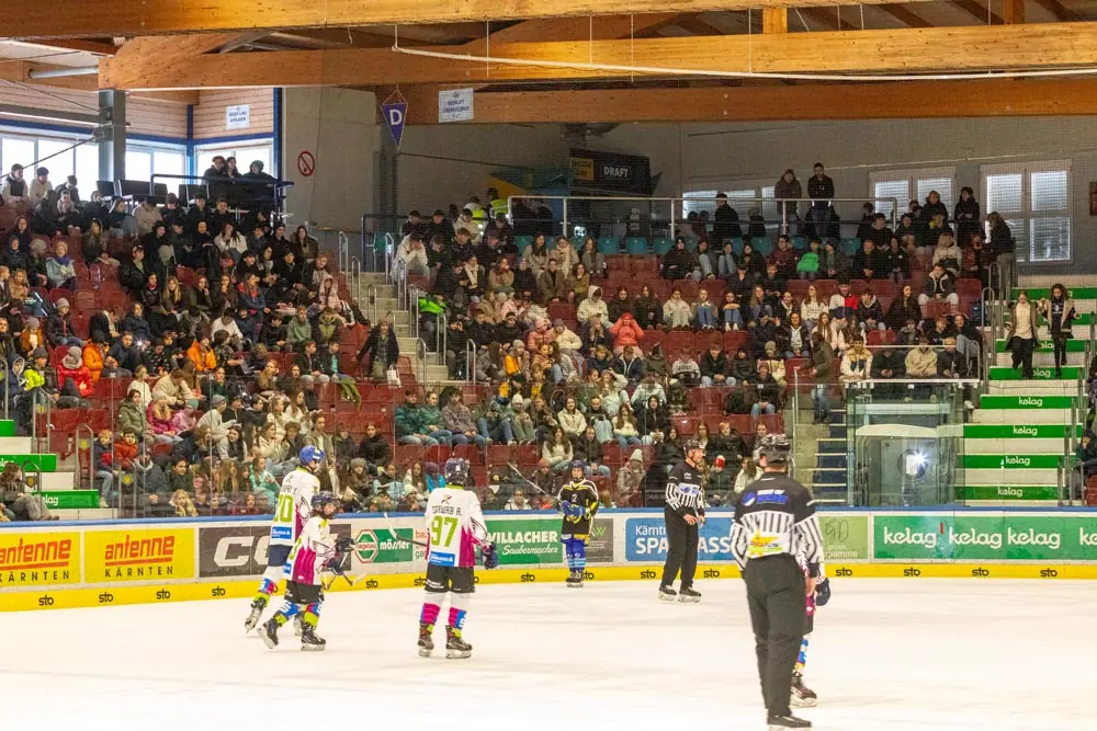 Das Bild auf 5min.at zeigt das Schul-Eishockey-Duell von St. Martin und Perau in der Villacher Stadthalle.