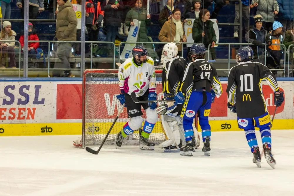 Das Bild auf 5min.at zeigt das Schul-Eishockey-Duell von St. Martin und Perau in der Villacher Stadthalle.