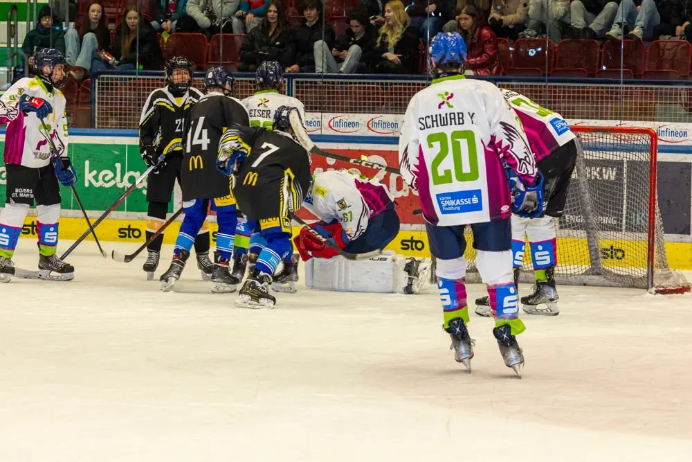 Das Bild auf 5min.at zeigt das Schul-Eishockey-Duell von St. Martin und Perau in der Villacher Stadthalle.