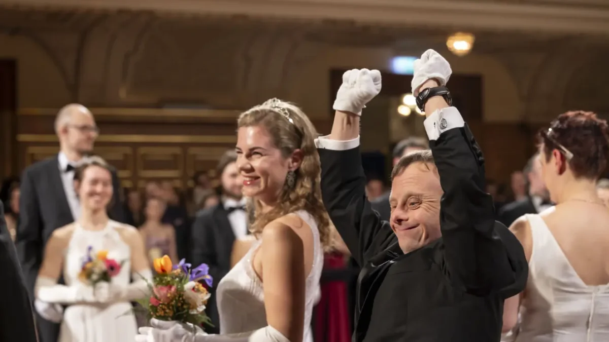 Bild auf 5min.at zeigt mehrere Personen bei einem Ball.