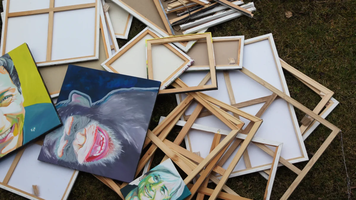 Das Bild auf 5min.at zeigt zerstörte Gemälde.