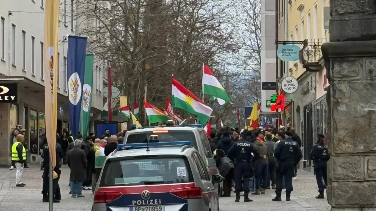 Das Bild zeigt eine Kurdendemo in Villach.