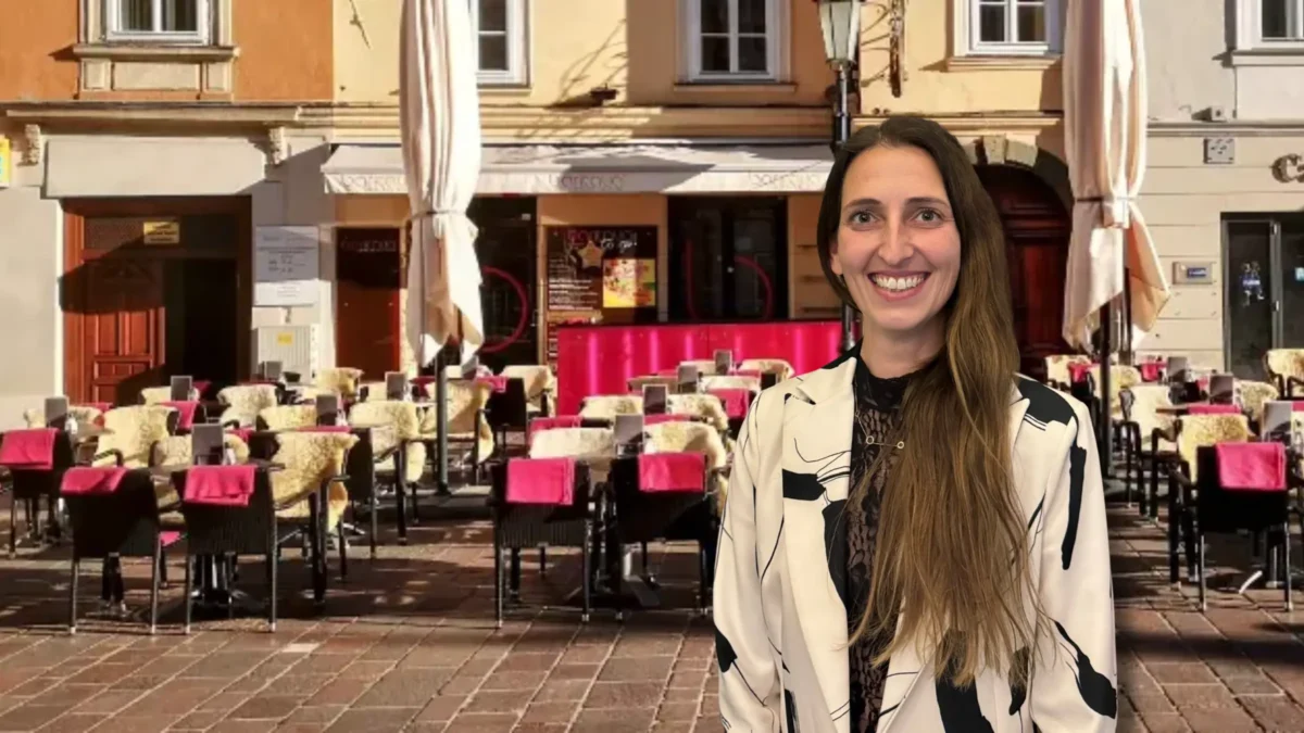 Das Bild auf 5min.at zeigt Berit Jonke vor der Bar Italia in Klagenfurt.