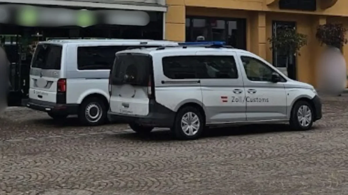 Das Bild auf 5min.at zeigt Zollamtautos vor dem Cannabis-Store in Villach.