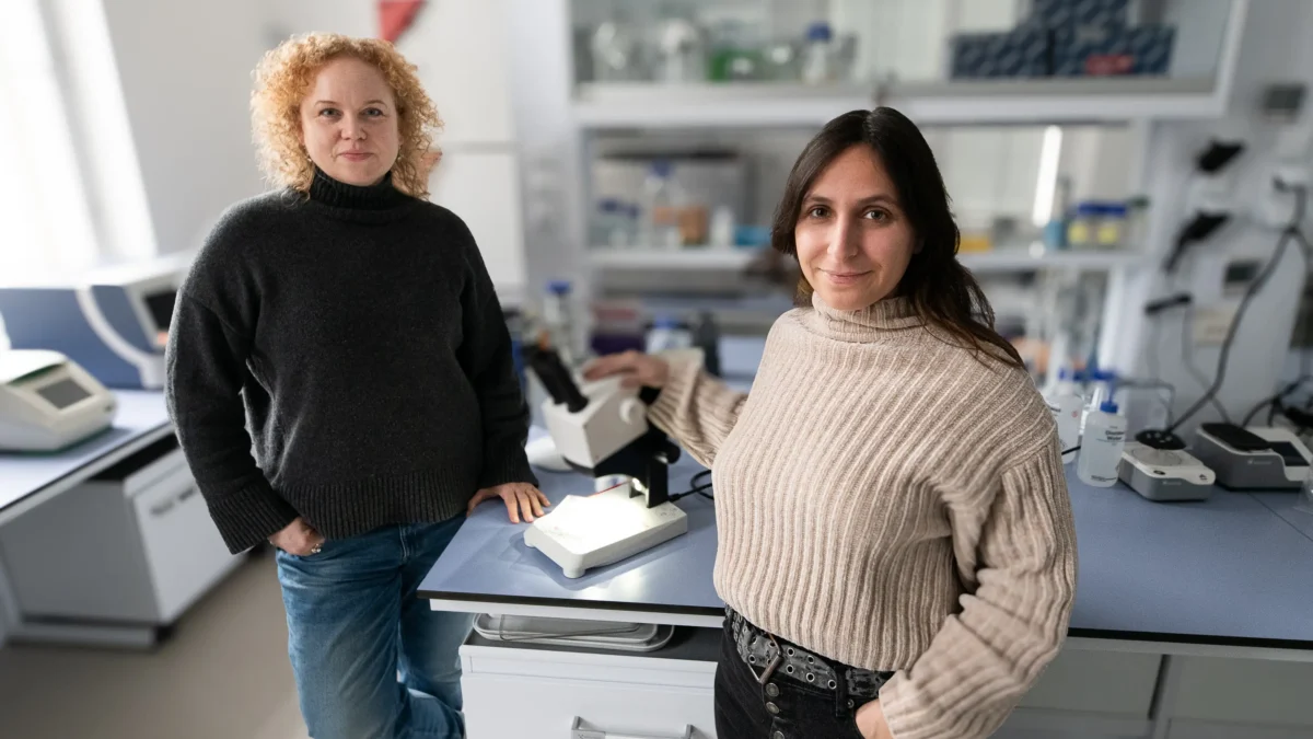 Foto auf 5min.at zeigt zwei Frauen in die Kamera lächeln.