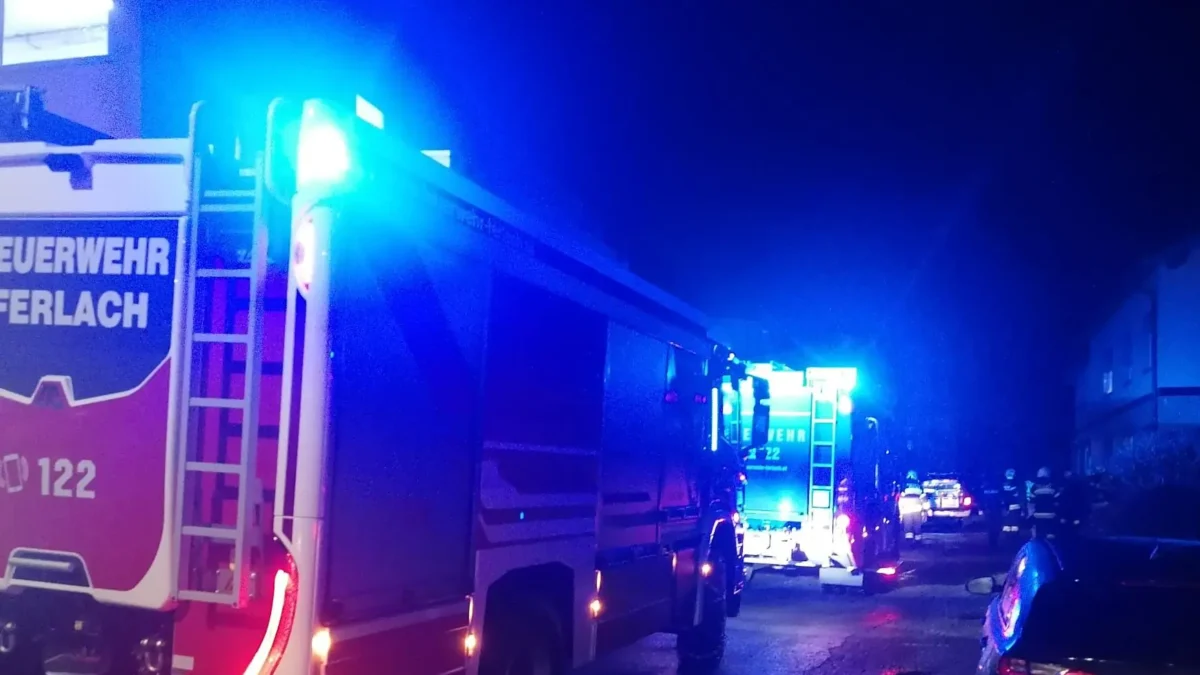 Ein Bild auf 5min.at zeigt die Einsatzfahrzeuge der Feuerwehr.