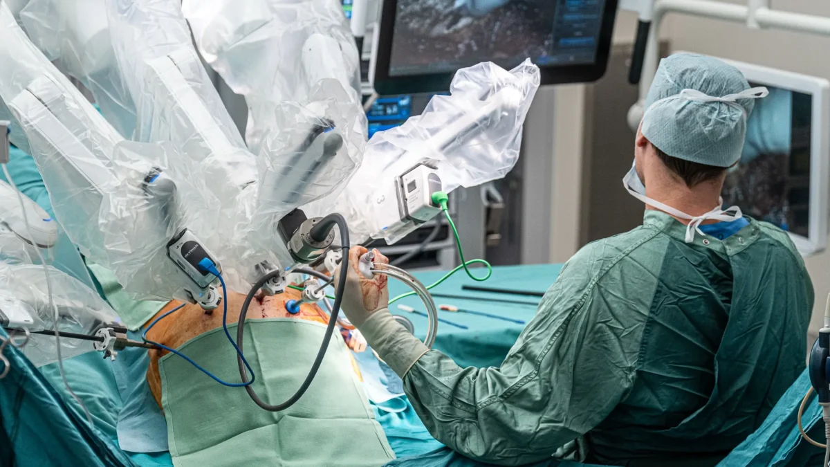 Auf dem Foto von www.5min.at sieht man Dr. Thomas Alber beim operieren.